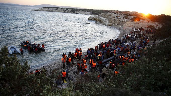 Uprchlíci vyráží z Turecka do Řecka, listopad 2015.