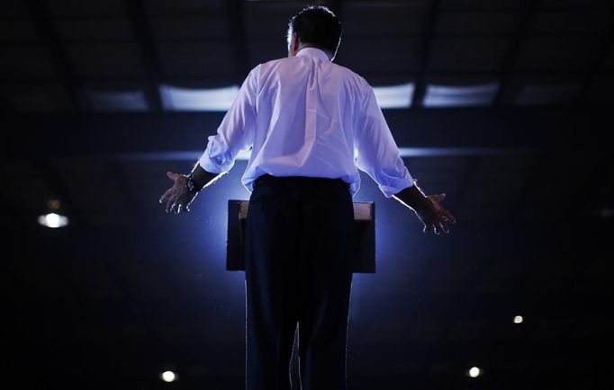 U.S. Republican presidential nominee Mitt Romney speaks at a campaign rally in Etna, Ohio November 2, 2012. REUTERS/Brian Snyder (UNITED STATES - Tags: POLITICS ELECTIONS USA PRESIDENTIAL ELECTION) Published: Lis. 2, 2012, 8:34 odp.