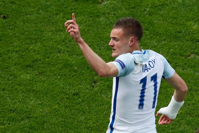 Euro 2016: Anglie-Wales: Jamie Vardy slaví  gól na na 1:1