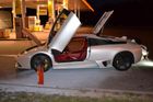 Muži vzplálo lamborghini, jel ho hasit na benzinku