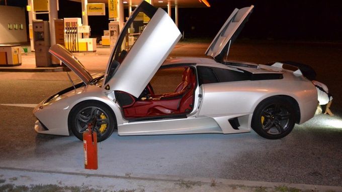 Hořící lamborghini se nakonec podařilo uhasit.