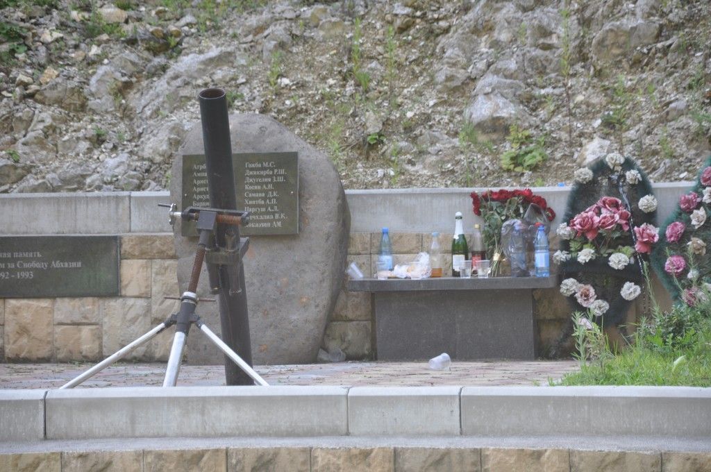 Abcházie - památník - minomet