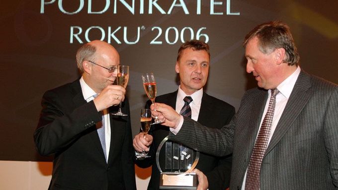 Premiér Topolánek a zástupce Ernst Dirk Kroonen gratulují Podnikateli roku 2006 Pavlu Juříčkovi