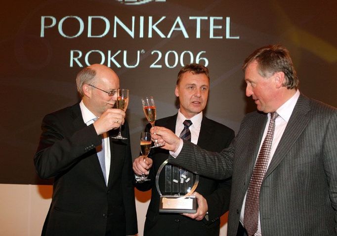 Premiér Topolánek a zástupce Ernst Dirk Kroonen gratulují Podnikateli roku 2006 Pavlu Juříčkovi