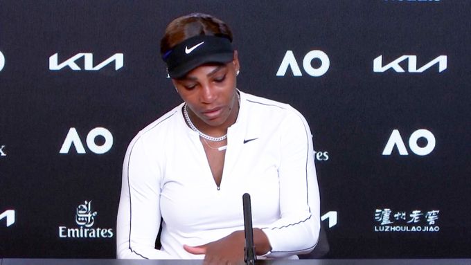 "Skončila jsem." Serena Williamsová se po prohře před novináři rozplakala a odešla z tiskové konference.