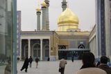 V mešitě, obklopené rozsáhlým komplexem islámských škol, je pohřbena šíitská světice Fatima Masúmehová.