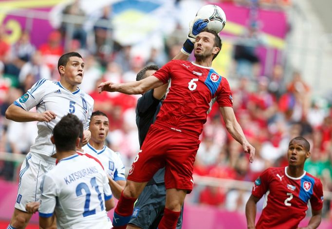 Tomáš Sivok se snaží hlavičkovat během utkání Řecka s Českou republikou v základní skupině A na Euru 2012.