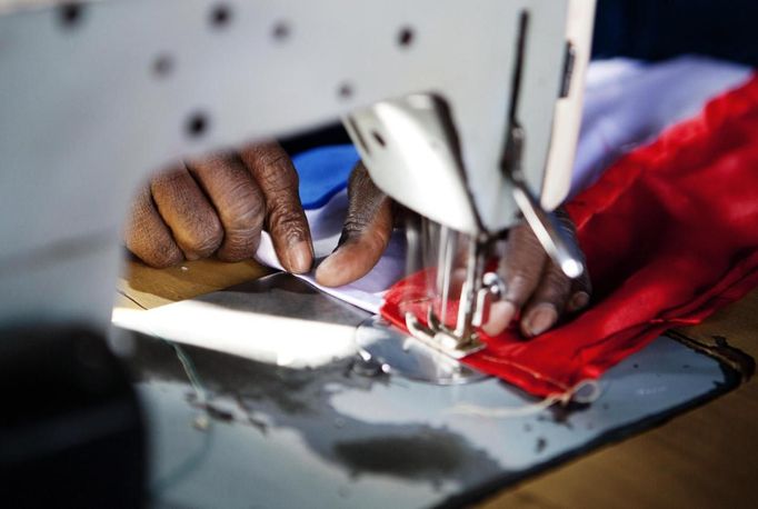 Tailor Abdoulay Cissuma sews a French flag at the central market in Bamako January 24, 2013. A split emerged on Thursday in the alliance of Islamist militant groups occupying northern Mali as French and African troops prepared a major ground offensive aimed at driving al Qaeda and its allies from their safe haven in the Sahara. REUTERS/Malin Palm (MALI - Tags: POLITICS CIVIL UNREST SOCIETY CONFLICT) Published: Led. 24, 2013, 6:52 odp.