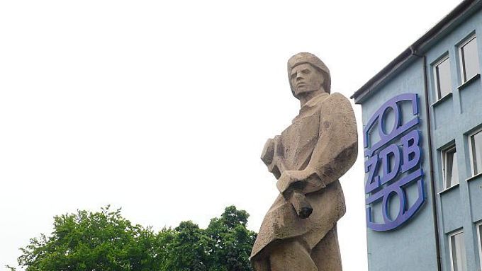 Kamenný hutník před ředitelstvím ŽDB v Bohumíně je dnes symbolem jedné z nejohroženějších profesí na Ostravsku
