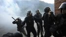 Spanish national riot police try to take cover after a home-made rocket explodes near them during clashes with coal miners inside the "El Soton" coal mine in El Entrego, near Oviedo, northern Spain June 15, 2012. The miners were protesting against the government's proposal to decrease funding for coal production. REUTERS/Eloy Alonso (SPAIN - Tags: CIVIL UNREST BUSINESS EMPLOYMENT ENERGY CRIME LAW) Published: Čer. 15, 2012, 12:10 odp.