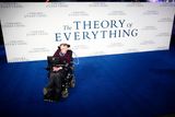 Britský teoretický fyzik Stephen Hawking zemřel 14. března ve věku 76 let. Byl považován za největšího žijícího vědce na světě a nástupce Isaaka Newtona a Alberta Einsteina. Poznatky o vzniku vesmíru, o velkém třesku a černých dírách výrazně přispěl k rozvoji lidského vědění. Vysoce ceněná je jeho mimořádně úspěšná populárně vědecká publikace Stručná historie času. Prodalo se jí na deset milionů výtisků. Od 21 let trpěl amyotrofickou laterální sklerózou, která ho upoutala na vozík a komunikovat s okolím mohl pouze skrze speciální počítač.