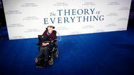 Britský teoretický fyzik Stephen Hawking zemřel 14. března ve věku 76 let. Byl považován za největšího žijícího vědce na světě a nástupce Isaaka Newtona a Alberta Einsteina. Poznatky o vzniku vesmíru, o velkém třesku a černých dírách výrazně přispěl k rozvoji lidského vědění. Vysoce ceněná je jeho mimořádně úspěšná populárně vědecká publikace Stručná historie času. Prodalo se jí na deset milionů výtisků. Od 21 let trpěl amyotrofickou laterální sklerózou, která ho upoutala na vozík a komunikovat s okolím mohl pouze skrze speciální počítač.