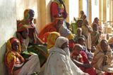 Dárfúrské ženy a děti odpočívají v sirbské škole.