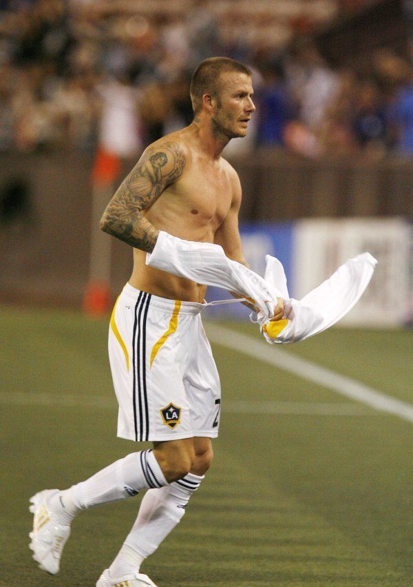 David Beckham sundává tričko