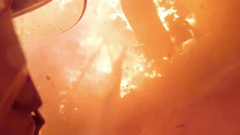 Hasiči zveřejnili dramatické video. Při hašení požáru spadla střecha kulturního domu