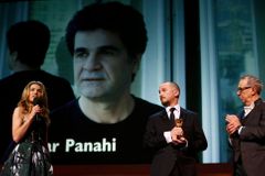 Zlatého medvěda na Berlinale získal íránský film Taxi