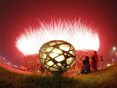 Ohňostrojová show nad Ptačím hnízdem při zahajovacím ceremoniálu olympijských her v Pekingu.