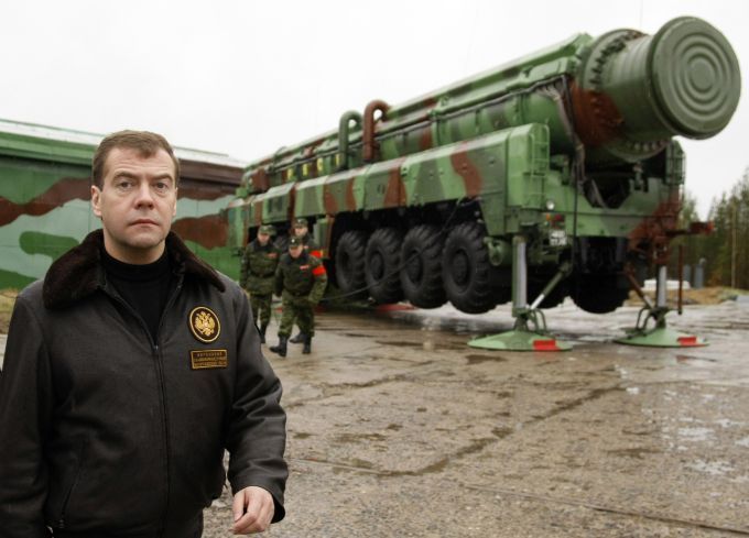 Prezident Ruska Dmitrij Medveděv při prohlídce výzbroje ruské armády