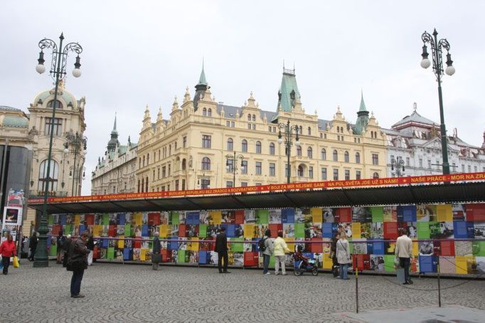 Na pražském Náměstí republiky vyrostla dvacet metrů dlouhá čekárna na demokracii