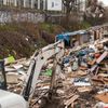 Demolice romského tábořiště na odstaveném kolejišti nedaleko Paříže.