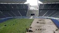 Dělníci pokládají nový trávník na berlínský Olympijský stadion, který bude hostit fotbalové MS.