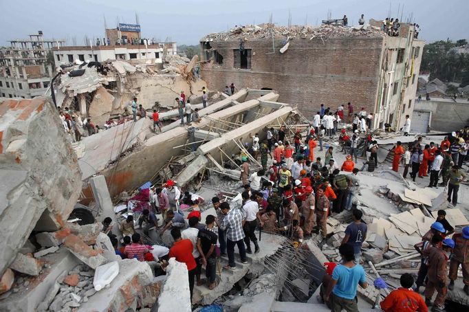 Rescue workers try to rescue trapped garment workers in the Rana Plaza building which collapsed, in Savar, 30 km (19 miles) outside Dhaka April 24, 2013. A block housing garment factories and shops collapsed in Bangladesh on Wednesday, killing nearly 100 people and injuring more than a thousand, officials said.REUTERS/Andrew Biraj (BANGLADESH - Tags: DISASTER BUSINESS) Published: Dub. 24, 2013, 3:32 odp.