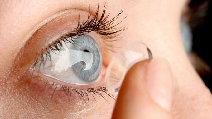Oční svaly jsou kvůli počítačům dlouhodobě v napětí a ve stejné poloze, říká Jana Pozlovská, která lidem slibuje, že se jim díky uvolnění zlepší zrak.