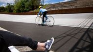 Třebešínský velodrom přežil jen díky cyklistům a nadšencům, kteří se zasadili jak o jeho stavbu, tak i pozdější rekonstrukce. S délkou 333 m, šířkou 7,8 m a zatáčkami klopenými na 34° představuje vůbec nejrychlejší dráhu v České republice.