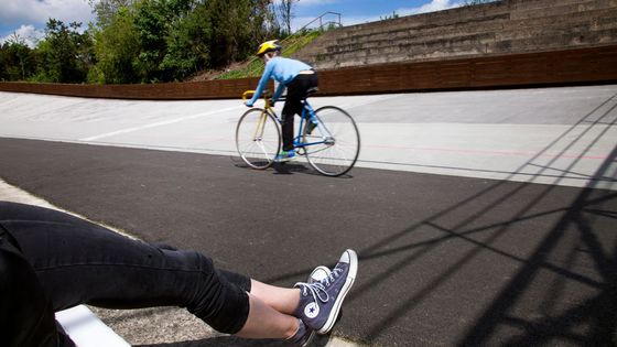 Foto: Třebešínský velodrom přežil jen díky cyklistům a nadšencům. Je nejrychlejší dráhou v Česku