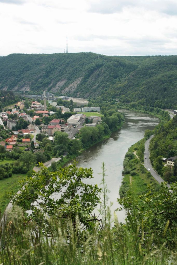 Televizní vysílač se svou 195 m vysokou věží se ve svém okolí zařadil mezi nepřehlédnuté dominanty. Zde je vidět při pohledu údolí Vltavy nedaleko Vraného nad Vltavou.