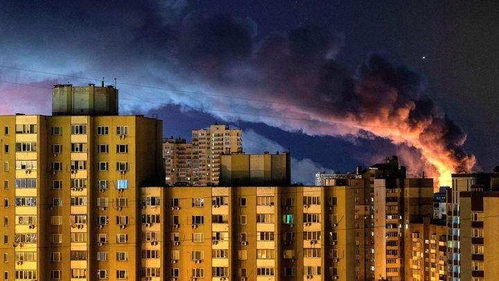Nebe v plamenech. Kyjev čelí masivnímu ruskému vzdušnému útoku, oznámil Kličko