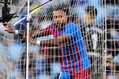 Barcelona bez Xaviho promarnila ve Vigu třígólový náskok