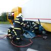 Auto skončilo pod návěsem kamionu