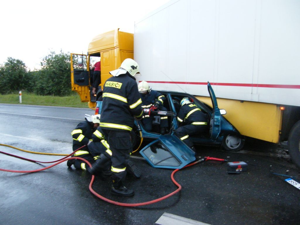 Auto skončilo pod návěsem kamionu