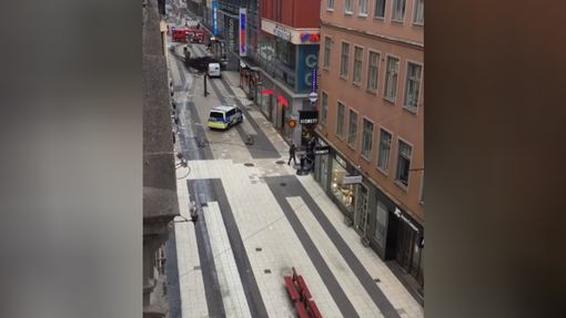 Záběry z místa, kde nákladní vůz najel do obchodního domu ve Stockholmu