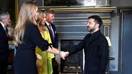 Jako vždy v černém. Princezna Catharina-Amalia zdraví ukrajinského prezidenta Volodymyra Zelenského za přítomnosti krále Viléma-Alexandra a královny Máximy před slavnostní večeří v paláci Huis ten Bosch.