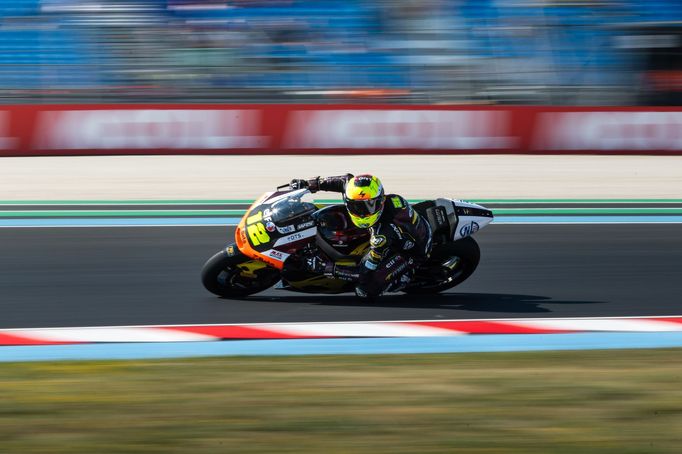 Filip Salač na motocyklu Moto2 v barvách ELF Marc VDS Racing Teamu během VC Maďarska 2025