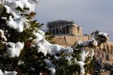 Zatímco na předměstích Atén se sněžení občas objevuje, v úplném centru a na slavné Akropoli je sníh vzácný. Snímek Yannise Behrakise.
