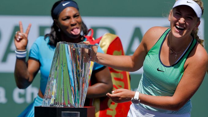 Serena Williamsová "kazí" focení nové šampionky Viktorie Azarenkové.