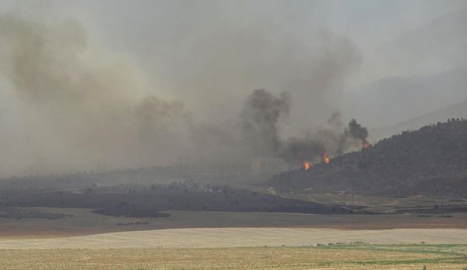 The Dump fire is seen near Saratoga Springs, Utah, June 22, 2012. More than 1,000 homes were evacuated from two small Utah communities on Friday as high winds whipped up a brush fire triggered by target shooters and pushed the flames toward houses and a nearby explosives factory. REUTERS/Jeff McGrath (UNITED STATES - Tags: ENVIRONMENT DISASTER) Published: Čer. 22, 2012, 11:43 odp.