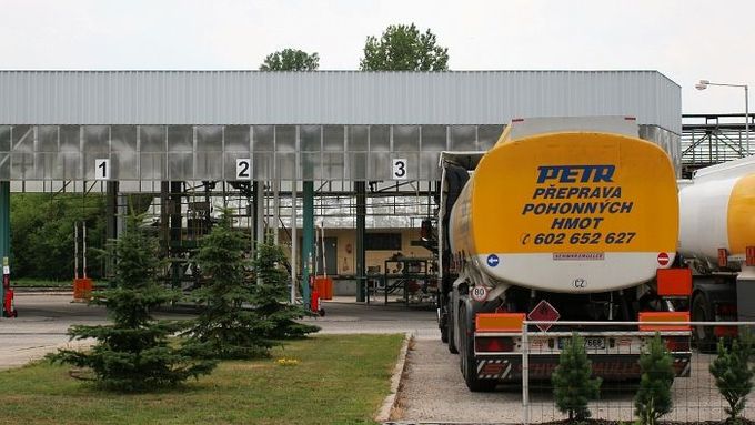 Kontroloři zastavovali cisterny přijíždějící do Česka, zabavili 400 tisíc litrů pohoných hmot. Ilustrační foto.