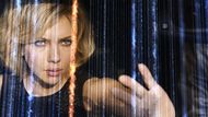 LUCY. Luc Besson nevzdává svoji snahu dokázat, že evropská kinematografie se vyrovná americké, a to z hlediska trikové a akční podívané. Většinou si vystačí s chrlením scénářů pro snímky jako 96 hdoin, Colombiana, Doupě, Okrsek 13 nebo Kurýr a jejich případná pokračování, aktuálně však vyvolává pozornost podobností s Leonem a Brutální Nikitou. I do jiných filmů vkládá silné ženské hrdinky, ale po tom, co posledních deset let režíroval hlavně poloanimovanou trilogii Arthur a Minimojové, dává naději, že v materiálu a obsazení Scarlett Johanssonové do hlavní role uzřel silný potenciál, který si chce sám převést do filmové podoby. Titulní Lucy se během zajetí dostane do těla zvláštní droga, která zesílí výkon jejího mozku, díky čemuž se z ní stane bytost na úrovni superhrdinů se schopností telekineze, pozornějšího vidění světa nebo prosté síly a odolnosti. V českých kinech od 7. srpna 2014.