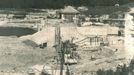 Fotografie ukazuje výstavbu vodní nádrže a elektrárny Lipno, významného díla z roku 1959, které dodává energii a poskytuje rekreační možnosti.