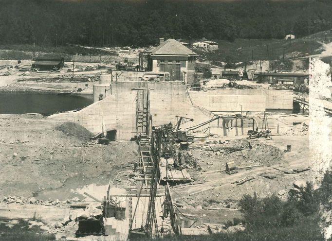 Fotografie ukazuje výstavbu vodní nádrže a elektrárny Lipno, významného díla z roku 1959, které dodává energii a poskytuje rekreační možnosti.