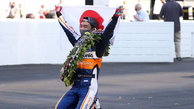 Takuma Sató slaví vítězství ve 104. ročníku závodu Indy 500