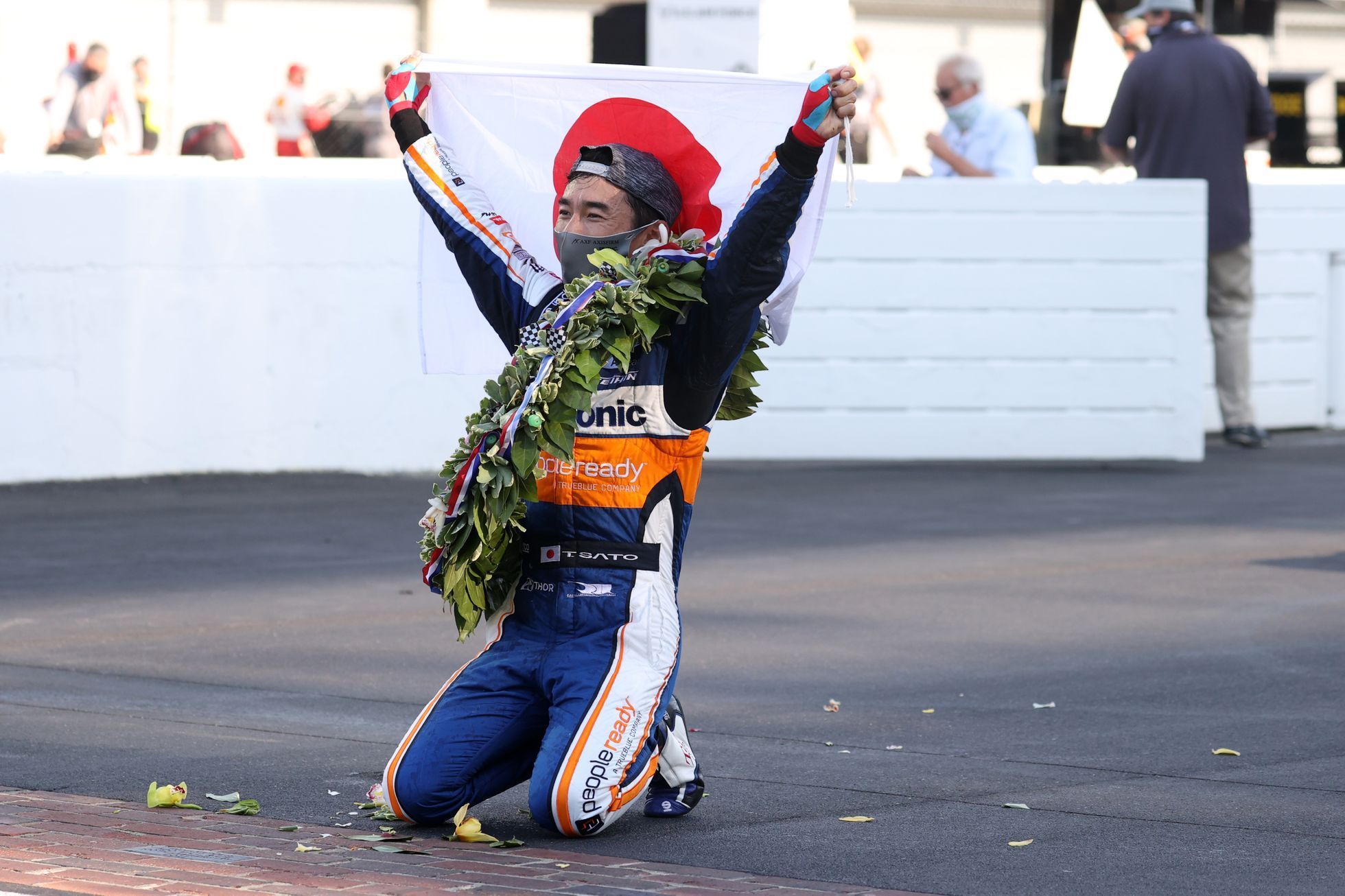 Takuma Sató slaví vítězství ve 104. ročníku závodu Indy 500