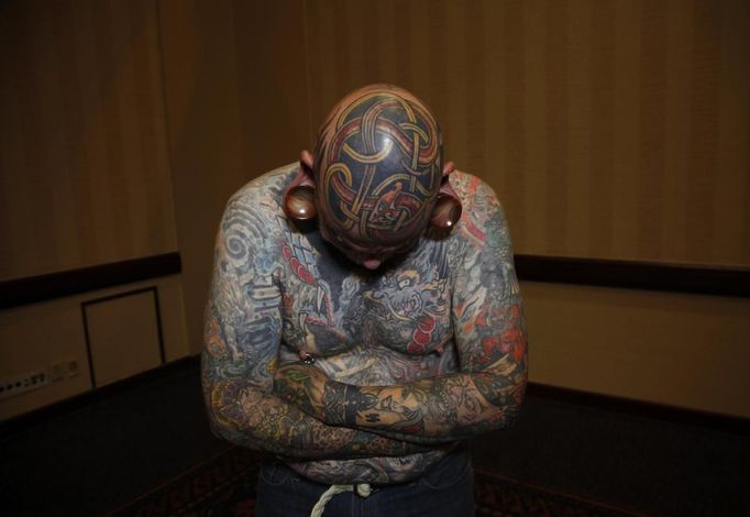 Robert Seibert, 62, from Burlington, Kentucky, shows off his full body of tattoos, including the Celtic one on his head, accumulated over 40 years, during the National Tattoo Association Convention in Cincinnati, Ohio April 14, 2012. Of his art, Seibert says, "I'm one of the people that can't have a favorite tattoo, each is like a certain phase of my life. To me it's a picture history of what I have gone through, through the years." Picture taken April 14, 2012. REUTERS/Jason Reed (UNITED STATES - Tags: SOCIETY) ATTENTION EDITORS PICTURE 02 OF 31 FOR PACKAGE 'ADDICTED TO THE NEEDLE' TO FIND ALL PICTURES SEARCH 'ADDICTED NEEDLE' Published: Čer. 29, 2012, 12:58 odp.