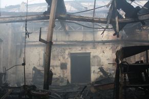 Požár strojírenských hal zaměstnal na Rokycansku hasiče z širokého okolí