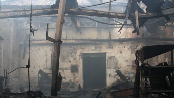 Požár strojírenských hal zaměstnal na Rokycansku hasiče z širokého okolí