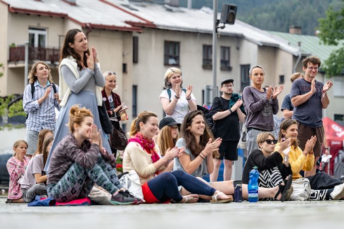 Návštěvníci festivalu Jiráskův Hronov naslouchají autorské poezii.